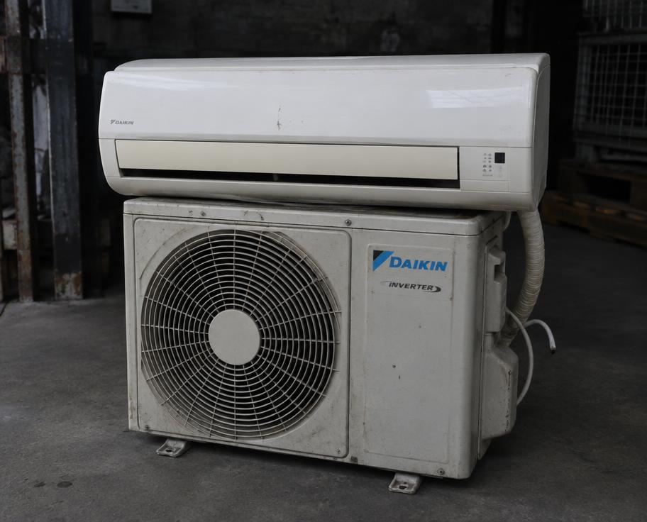 Used split air conditioner set